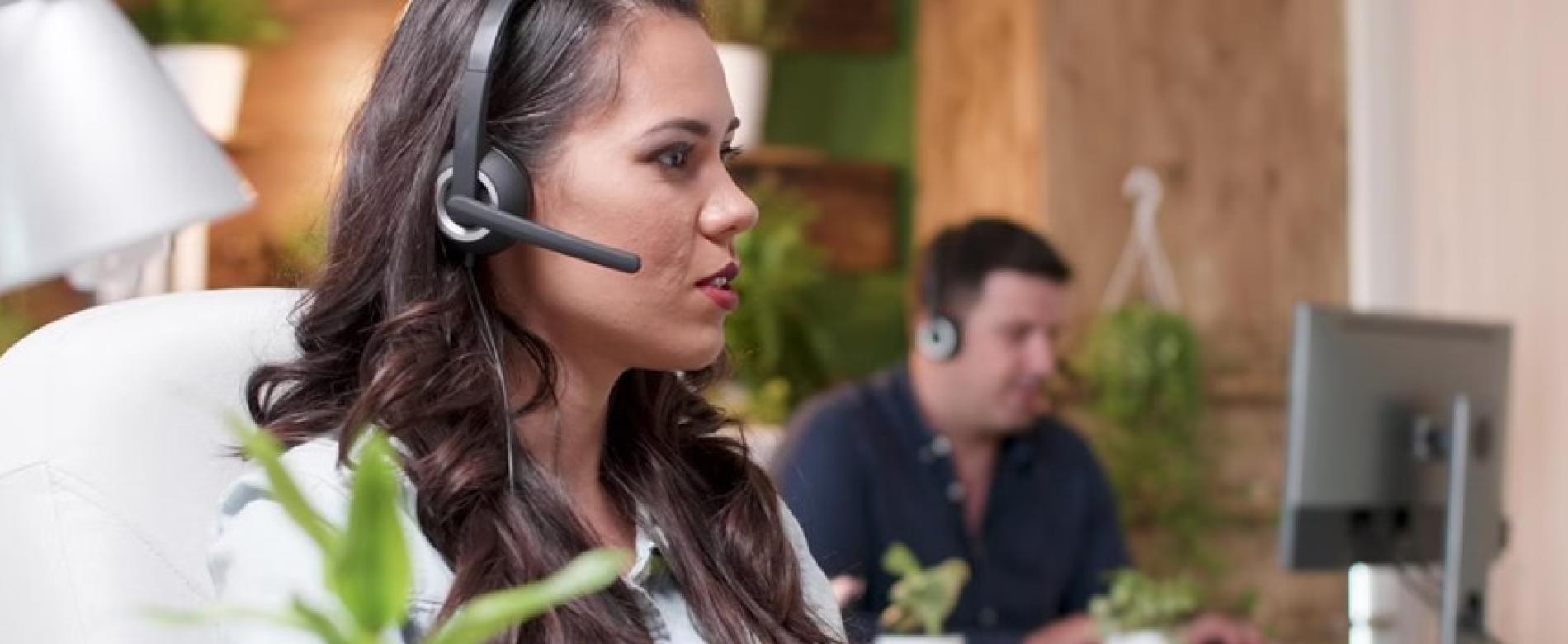 vrouw aan het bellen